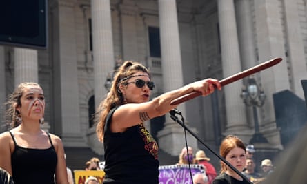 'Nada que celebrar': las manifestaciones del Día de la Invasión atraen a miles, pero los participantes están divididos en cuanto a la voz 1 Lidia Thorpe blande un palo de guerra mientras habla en el mitin del Día de la Invasión de Melbourne