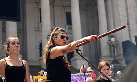 Lidia Thorpe blande un palo de guerra mientras habla en el mitin del Día de la Invasión de Melbourne