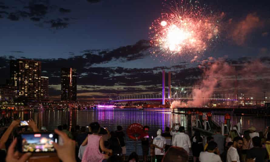 Un feu d'artifice au coucher du soleil pour les enfants et les familles sur le front de mer de la rivière Yarra à Melbourne.