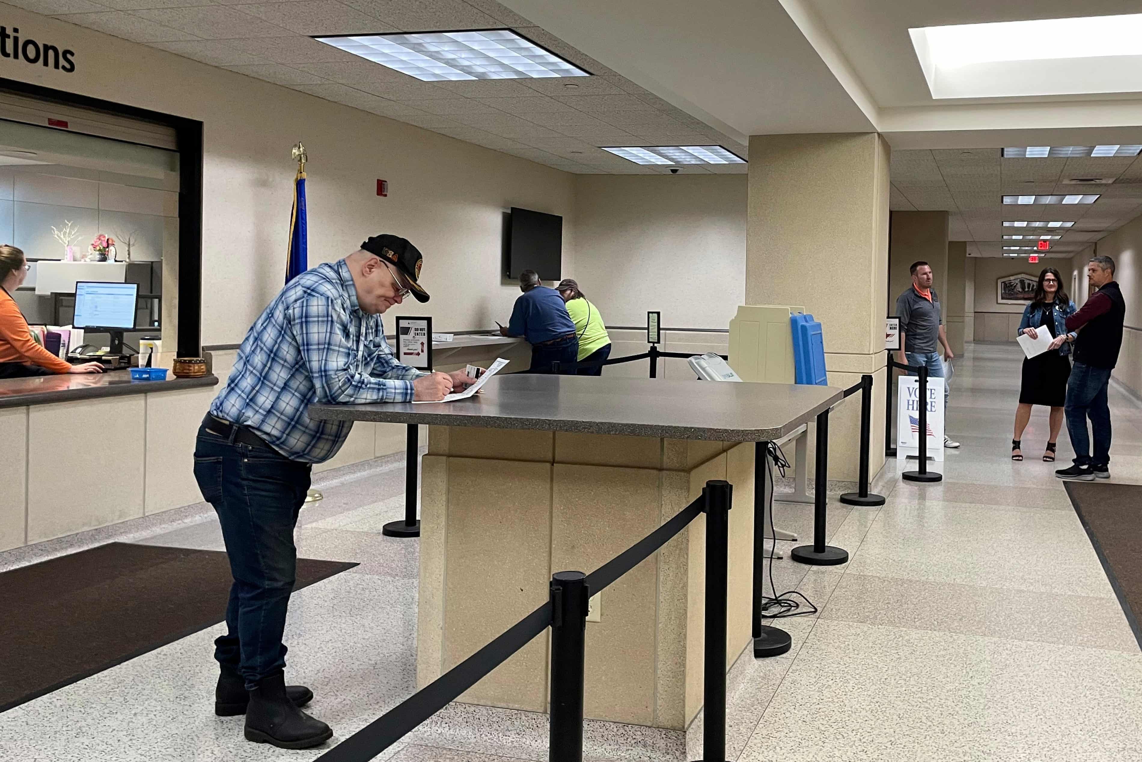 Twenty Minnesota ballots went missing in key race that hinges on 14 votes (theguardian.com)