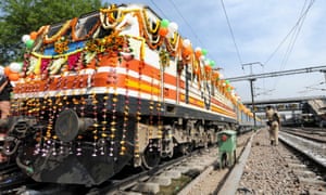 Η Gatimaan Express, το πρώτο τρένο ημι-υψηλής ταχύτητας της Ινδίας, βρίσκεται σε αδράνεια στο σταθμό Nizamuddin στο Δελχί.