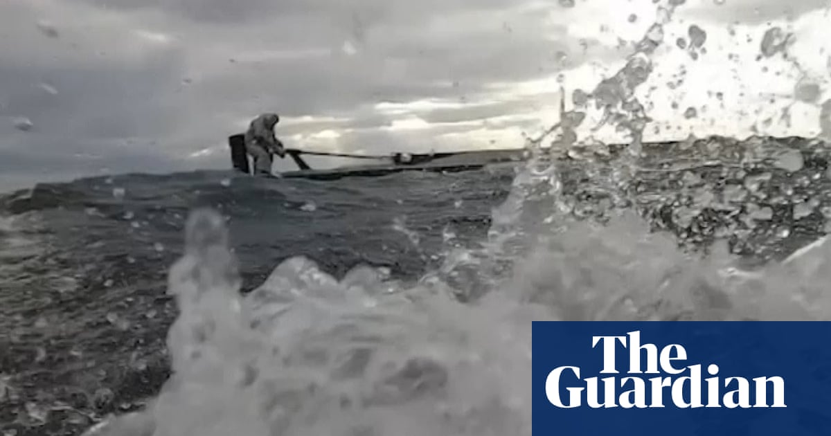 구조된 남자 22 일본 해안에서 전복된 후 몇 시간 – 비디오