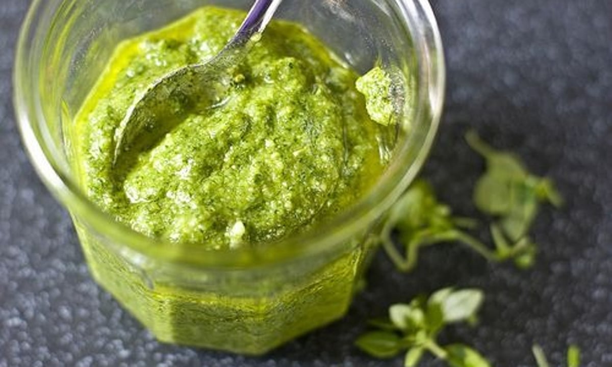 Tomates rellenos al pesto en el microondas: sabores intensos en pocos minutos 7 Moncloa Descubre el arte de preparar salsa pesto casera: paso a paso