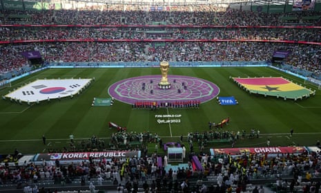 Играчите на Южна Корея и Гана стоят за националните си химни.