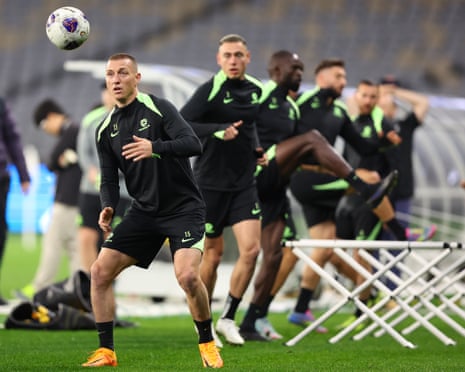 पर्थ स्टेडियम में एक प्रशिक्षण सत्र के दौरान सॉकेरूस के मिशेल ड्यूक वार्म अप करते हुए