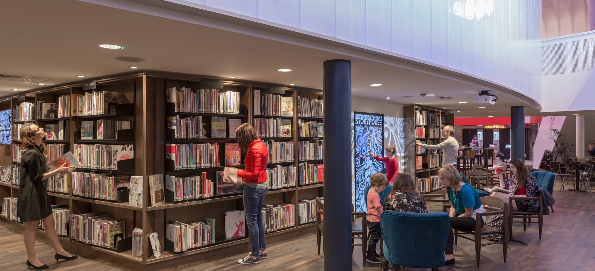 El centro cultural Storyhouse tiene asientos flexibles, loops de audio y vestuarios accesibles para el backstage. Fotografía: Peter Cook / Vista