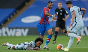 Palace’s Jordan Ayew vies for possession with Chelsea’s Willian and Olivier Giroud.