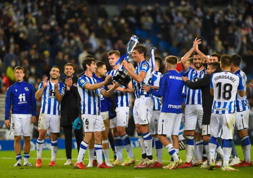 Los jugadores de la Real Sociedad disfrutan de la Copa del Rey.