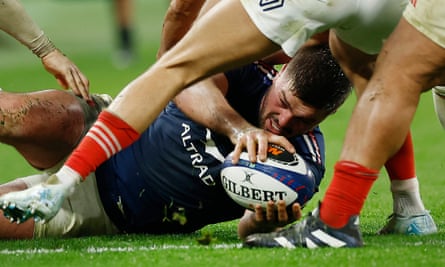 Grégory Alldritt in action against France