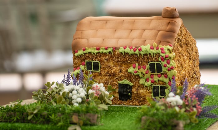 The Great British Bake Off 2022: episode one – as it happened | The Great British Bake Off 11 Dawn’s TX1 showstopper