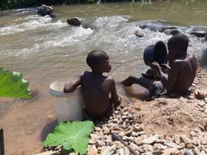 Children prospect for gold in the Odzi River
