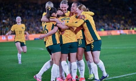 Matildas ăn mừng bàn thắng trong trận giao hữu quốc tế giữa Australia và Trung Quốc tại sân vận động Accor