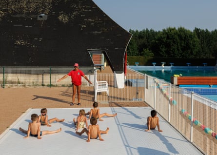 Swimming lessons for children at the Hauts-d’Anjou outdoor swimming pool in Châteauneuf-sur-Sarthe, France