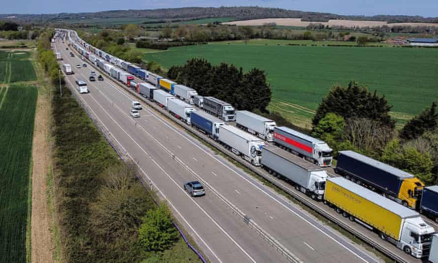 Les voitures passent les camions en file d'attente sur la M20 dans le Kent