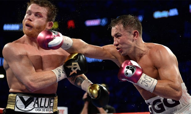 Gennady Golovkin descarga sobre Saúl 'Canelo' Álvarez durante su segunda pelea en septiembre de 2018.
