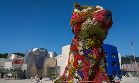 The floral sculpture Puppy, made by artist Jeff Koons