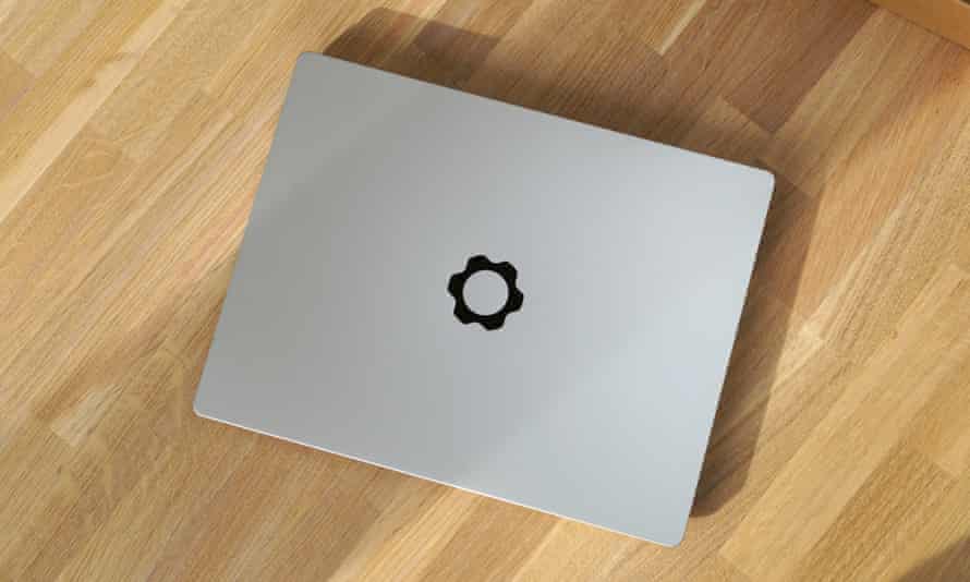 L'ordinateur portable Framework fermé montrant le logo de la roue dentée de l'entreprise à l'extérieur 