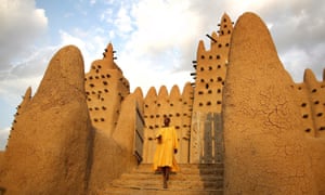 The largest mud-brick building in the world, the Grand Mosque, is located in the ancient town of Djenné.