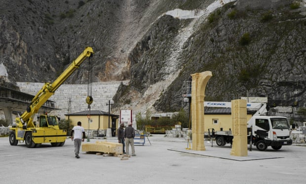 Italian workers in Carrara build the arch from marble.