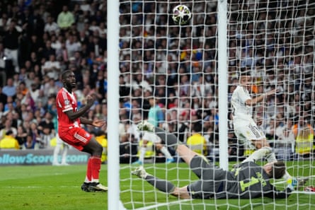 Kylian Mbappé dari Real Madrid melihat tembakannya masuk untuk memperkecil defisit melawan Bayern Munich di Bernabéu.