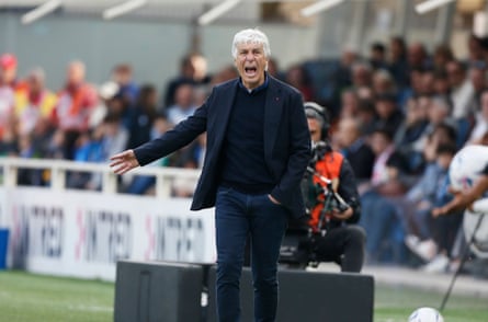 Gian Piero Gasperini roars instructions from the sidelines during Atalanta’s victory over Empoli.