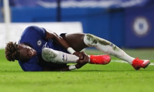 Chelsea v newcastle united: premier lig - canlı! 4 chelsea’den tammy abraham, jamaal lascelles'in mücadelesinden sonra bileğini kavrıyor.