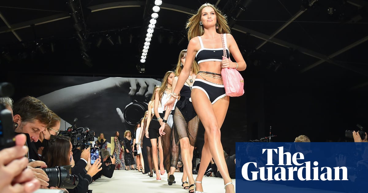 Chanel deploys smiles, bikinis and kisses for Paris catwalk show