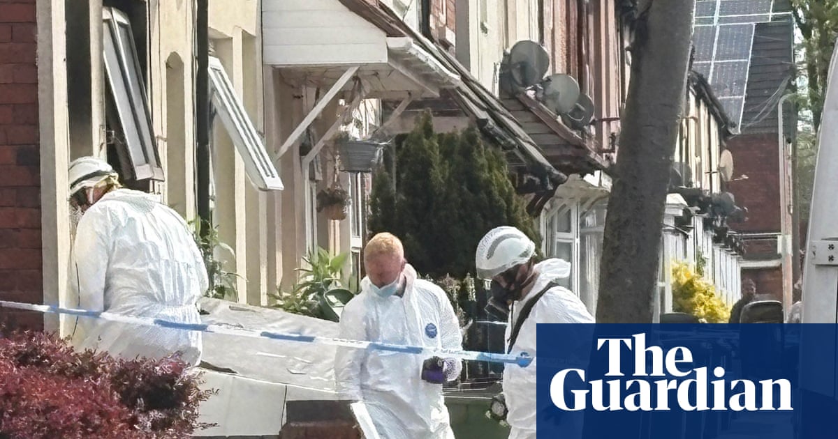 वॉल्वरहैम्प्टन घर में आग लगने से दो बच्चों की मौत के बाद महिला गिरफ्तार