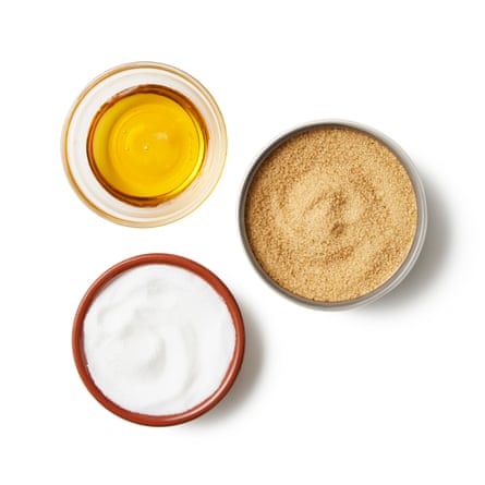 Trois bols : la meilleure saveur provient d'un mélange de caster (pour faciliter la fonte, bien que vous puissiez utiliser du blanc ordinaire, si vous êtes patient) et de demerara (pour la saveur), plus une cuillerée de sirop de sucre pour l'empêcher de cristalliser.