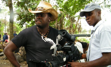 Afolayan Kunle (à gauche) sur le tournage de La Figurine.