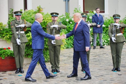 Micheál Martin reaches to shake Donald Trump’s hand in front of soldiers standing at attention qhxidiqxkiqruinv