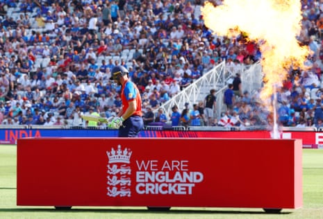 Jos Buttler makes his way out to bat.