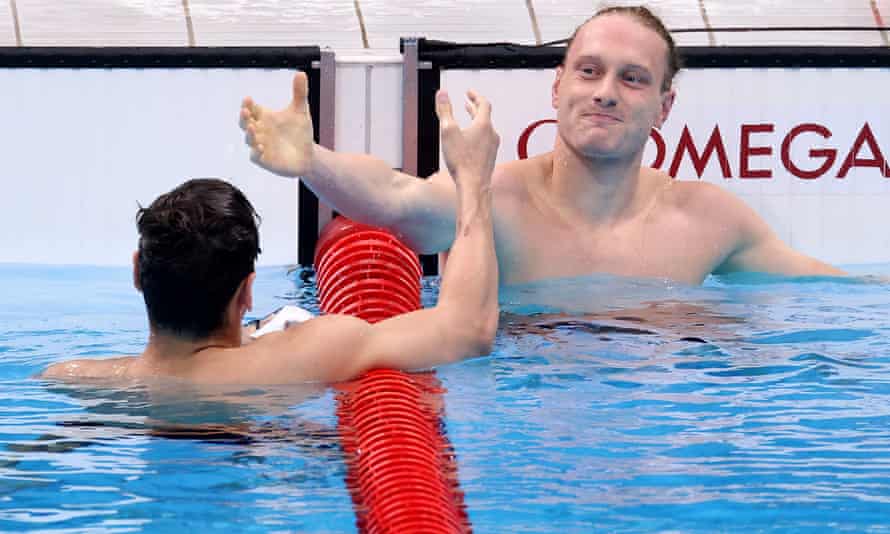 L'équipe GB's Luke Greenbank félicite Evgeny Rylov après la course