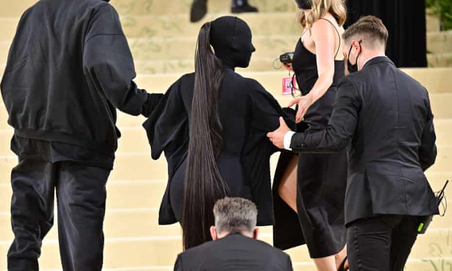 Kim Kardashian arrives to the 2021 Met Gala.
