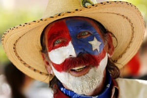 Spence solicits volunteers to work for the Trump campaign as they stand in line before the start of his rally in AlbuquerqueMarcos Spence solicits volunteers to work for the campaign of Republican U.S. presidential candidate Donald Trump as they stand in line before the start of his rally in Albuquerque, New Mexico, U.S. May 24, 2016. REUTERS/Jonathan Ernst