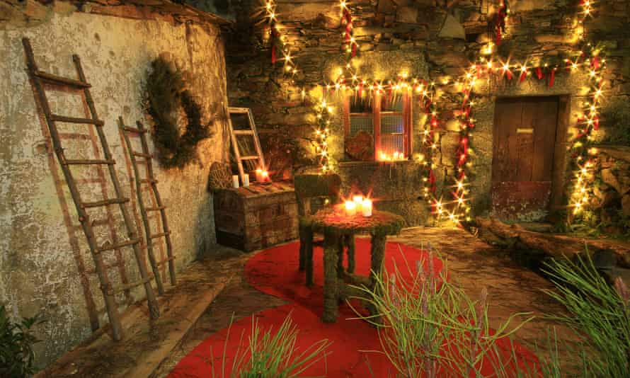 Luzes de Natal fluem entre as casas.