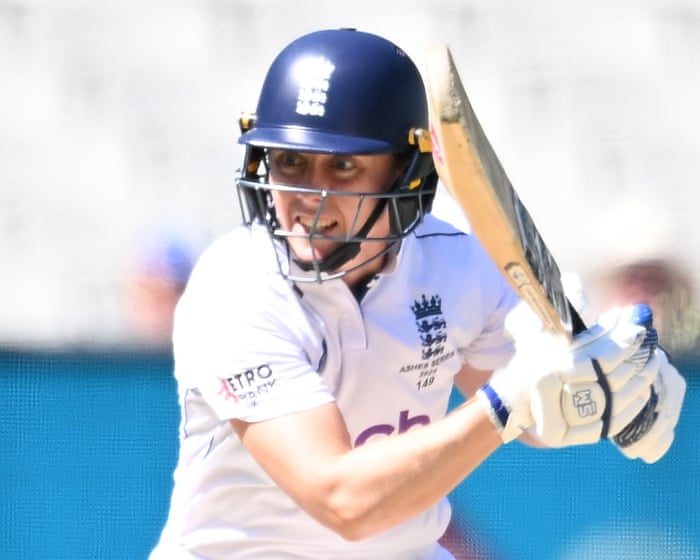 Former England captain Heather Knight to retire from international cricket