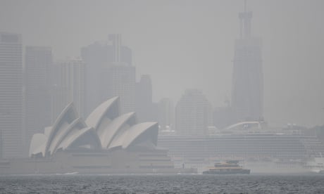 θέα του λιμανιού και της όπερας στην ομίχλη από πυρκαγιές