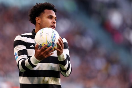 USMNT oyuncuları golü kutluyor