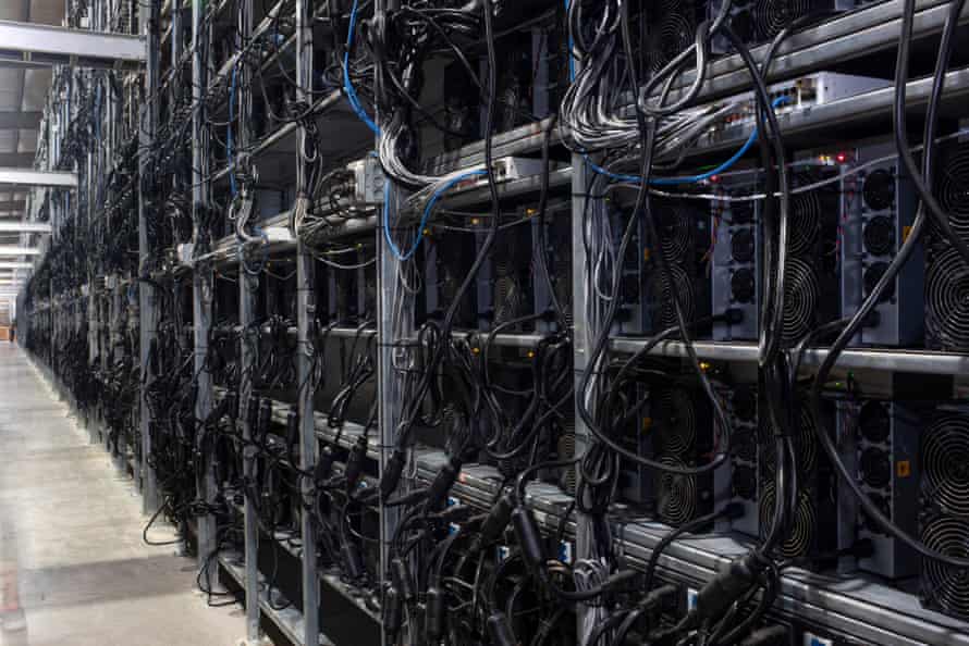 Máquinas de mineração de Bitcoin em um armazém nas instalações de mineração Whinstone US Bitcoin em Rockdale, Texas.