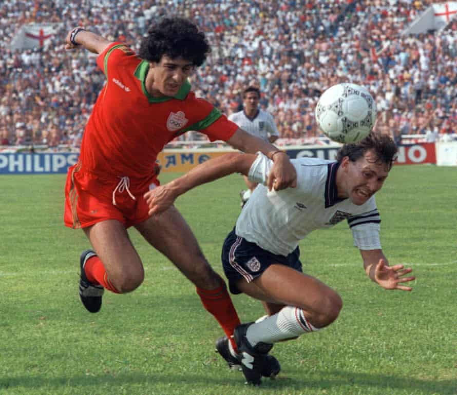 Bryan Robson (à droite) en action pour l'Angleterre contre le Maroc lors de la Coupe du monde 1986.