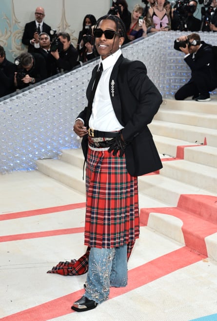 A$AP Rocky mengenakan rok ke Met Gala 2023.