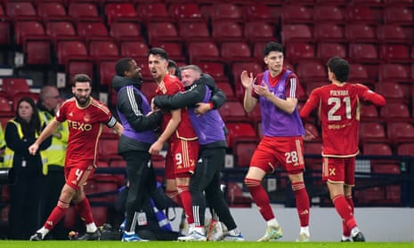 Miovski strike beats Hibs to earn 10man Aberdeen place in League Cup
