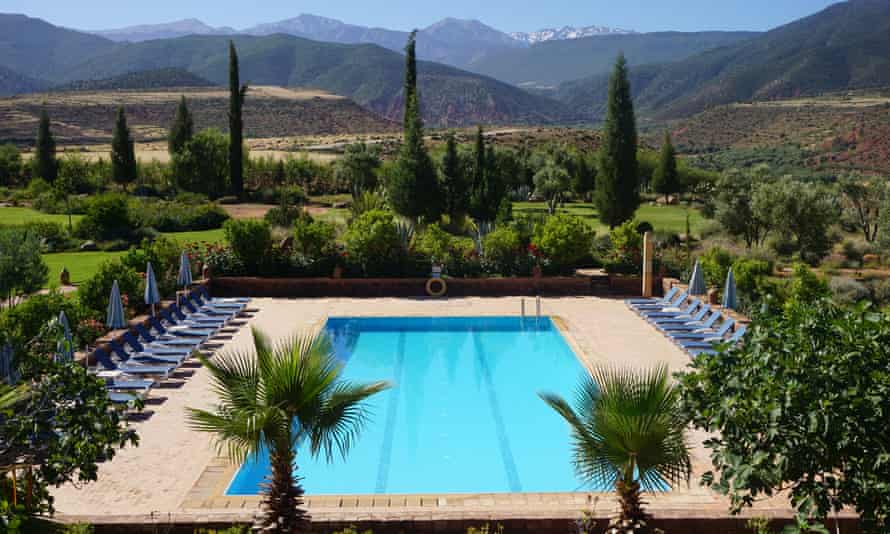 Jardins et piscine de la Kasbah Angour avec vue sur les montagnes de l'Atlas