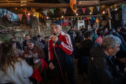 Luis Gómez, known locally as JM, sings at La Quinta de los Núñez in Valparaíso, Chile, as audience members gather around tables during a lunchtime performance