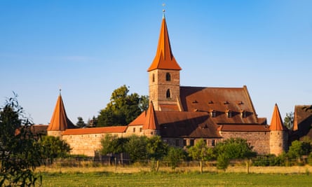 La campagne luxuriante du Knoblauchsland et l'église Saint-Georges de Kraftshof.