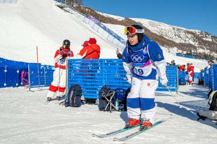 Elis Lundholm at a women’s freestyle skiing moguls training session
