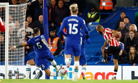 Bryan Mbeumo dari Brentford mencetak gol kedua mereka melawan Chelsea.