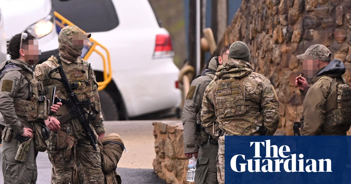 Porepunkah shooting: Victoria police throwing everything' at manhunt in severe weather' for shooting suspect