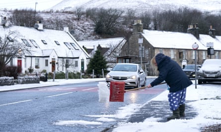 Un résident de Carlops dans les Scottish Borders déneige la chaussée